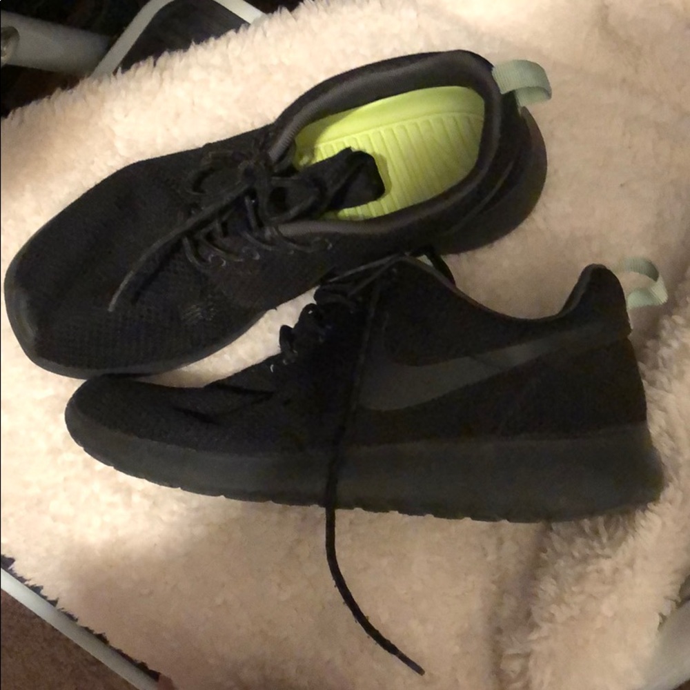 Nike Roche Runs size 7.5